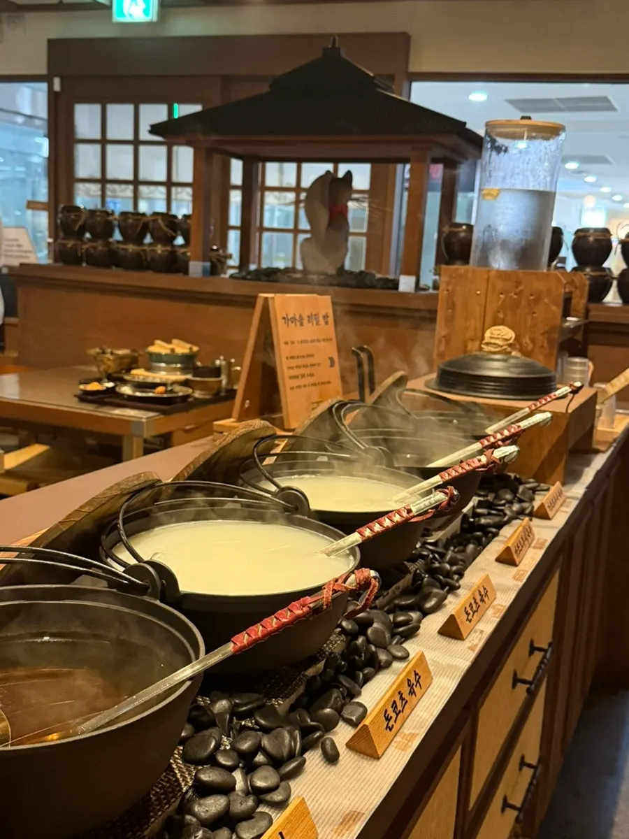 3-broth self-bar at the center of the restaurant