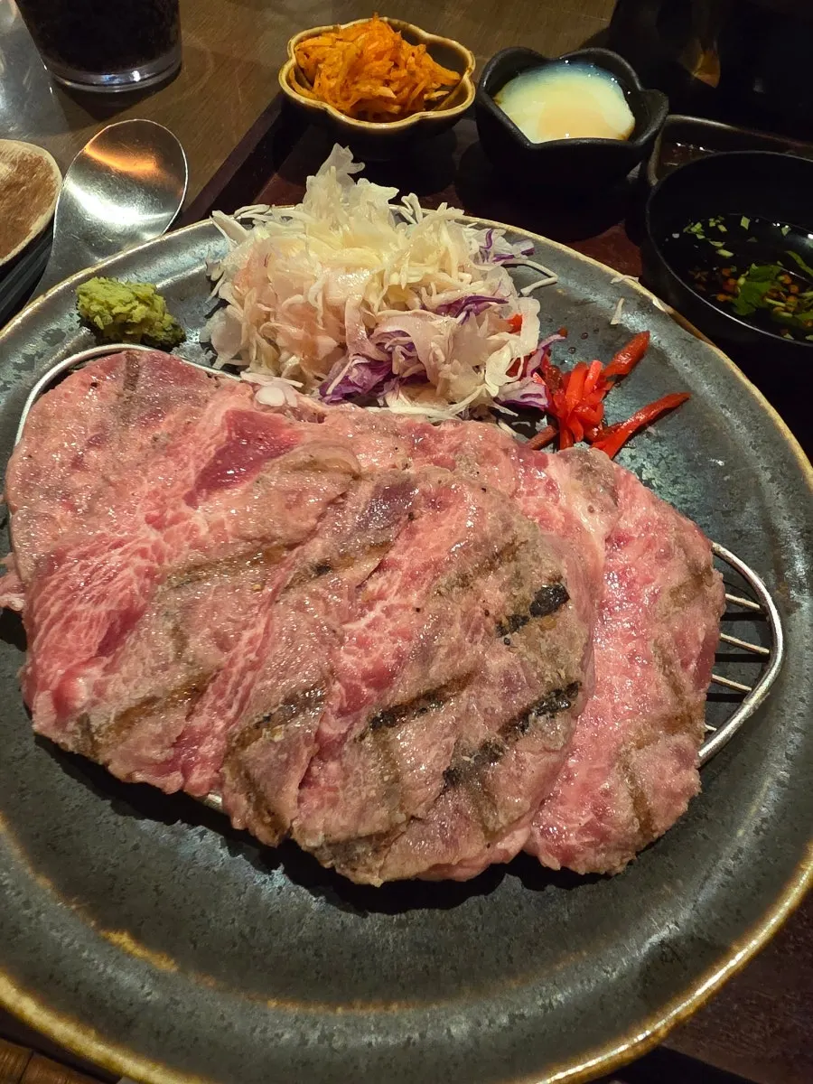 겉만 살짝 훈연된 야끼니꾸 고기 접시