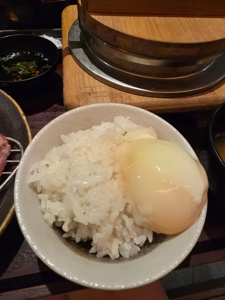 솥밥에 올린 수란