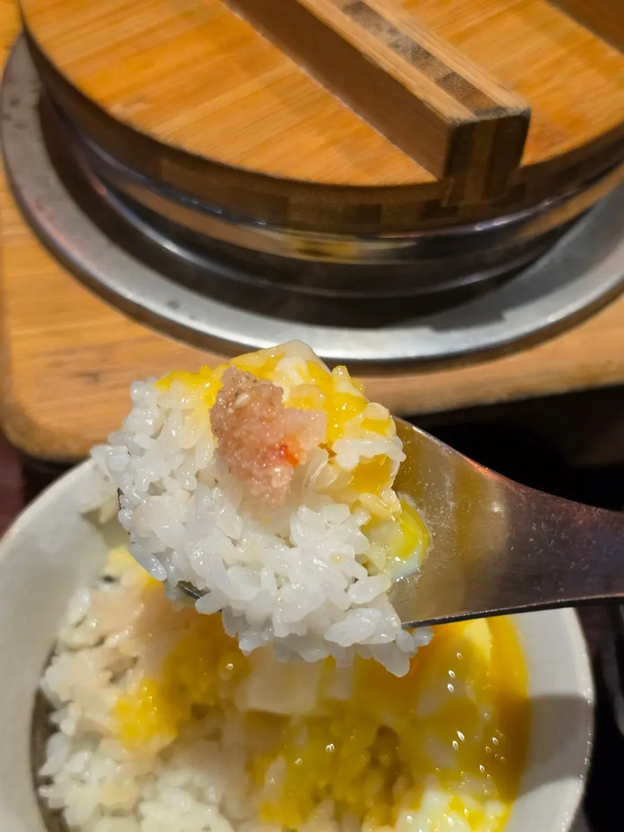 밥 위에 올린 명란과 야끼니꾸