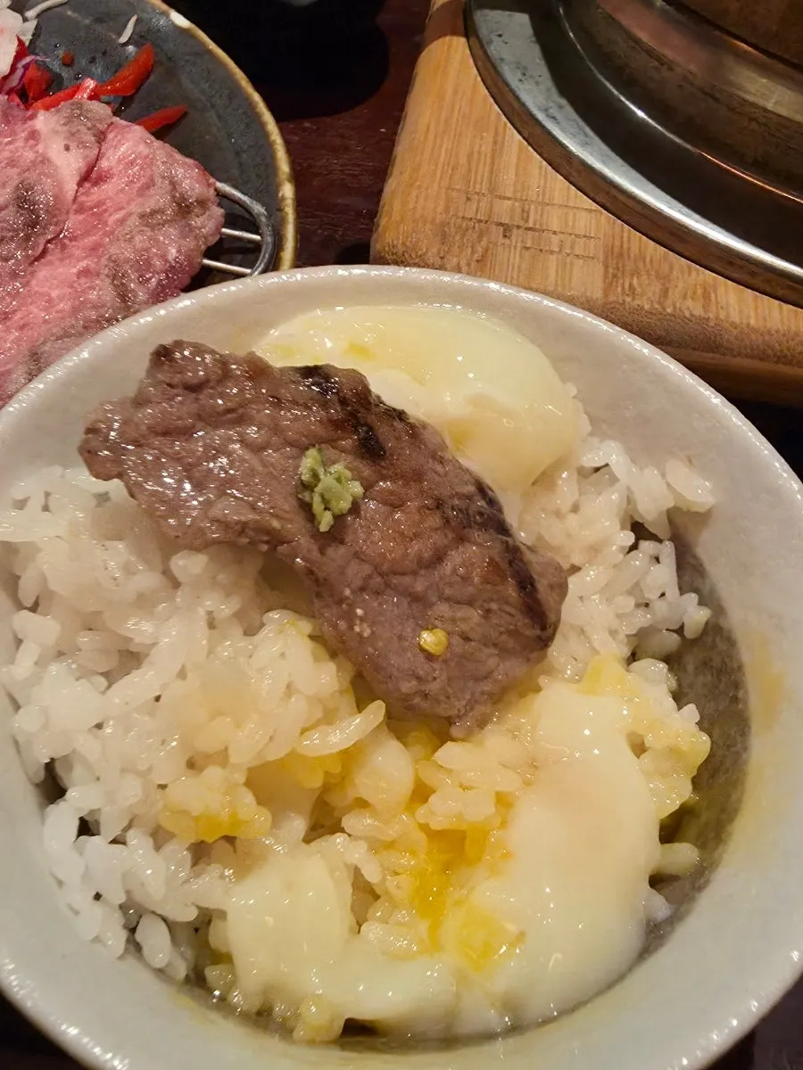 야끼니꾸 올린 솥밥 한 숟갈