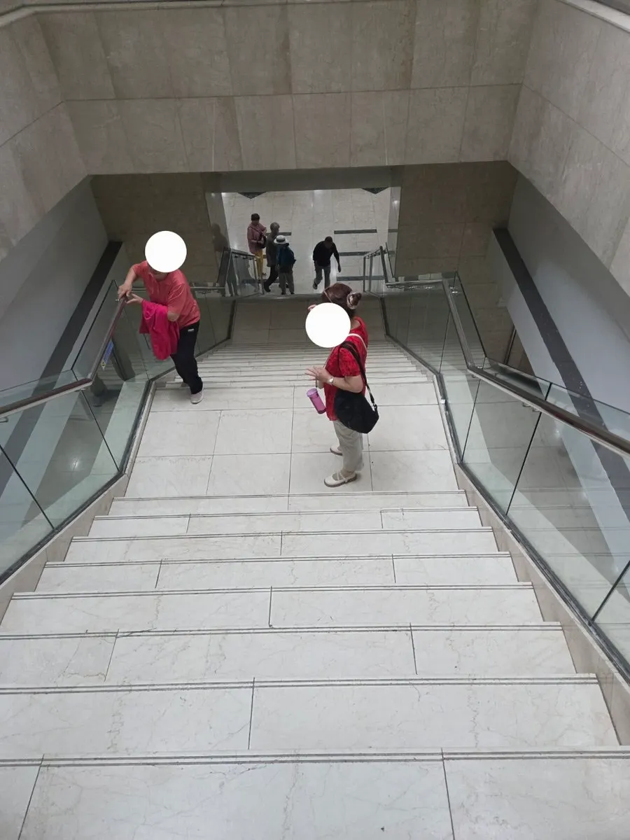 짚 장식과 가마솥이 진열된 매장 내부