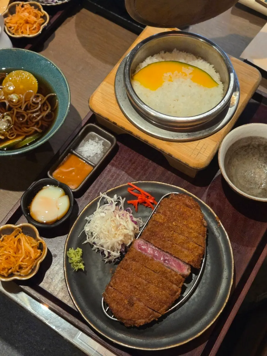 분홍빛 단면이 보이는 규카츠와 와사비·소금