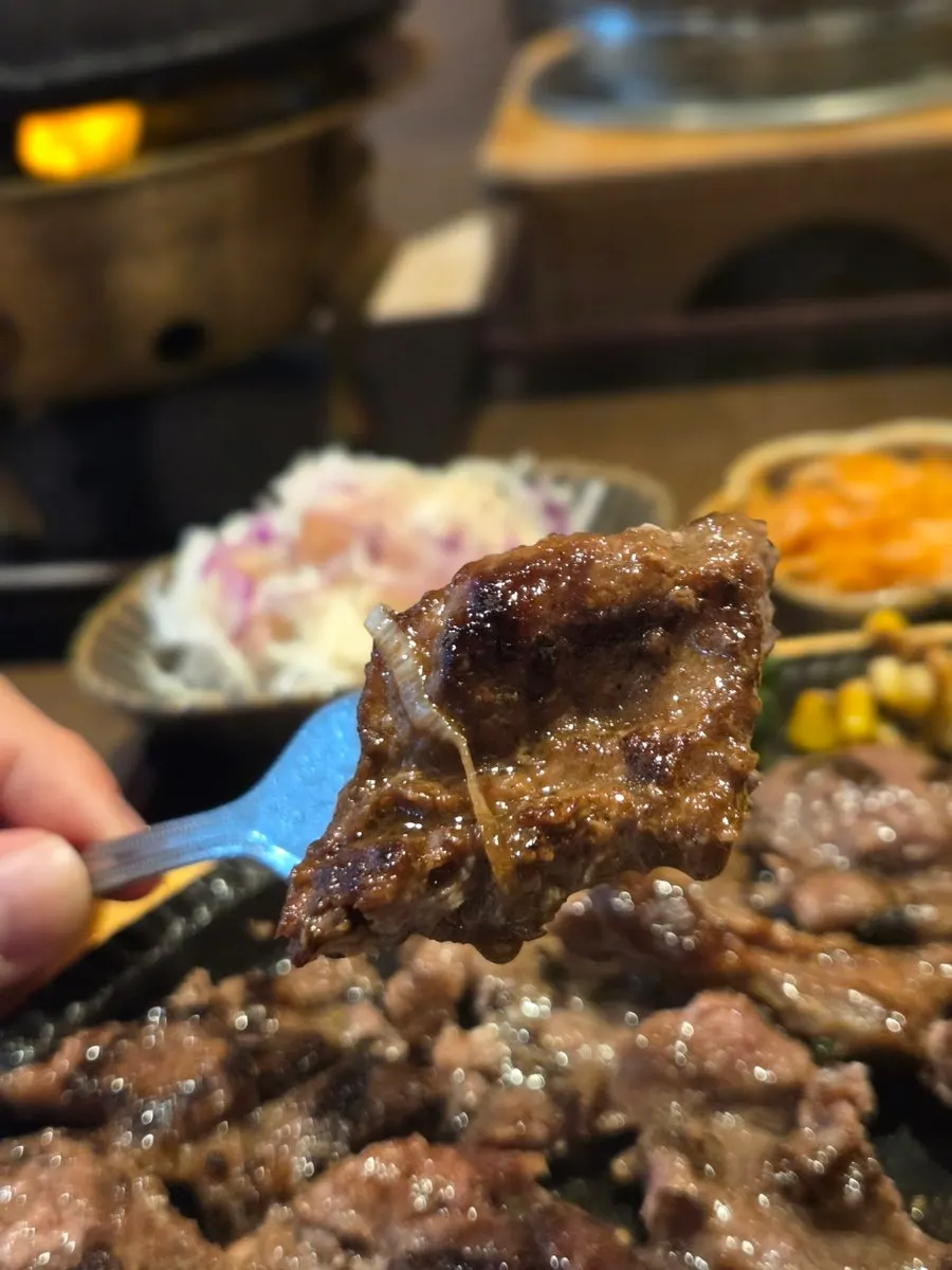 버터 올린 스테이크와 옥수수 브로콜리