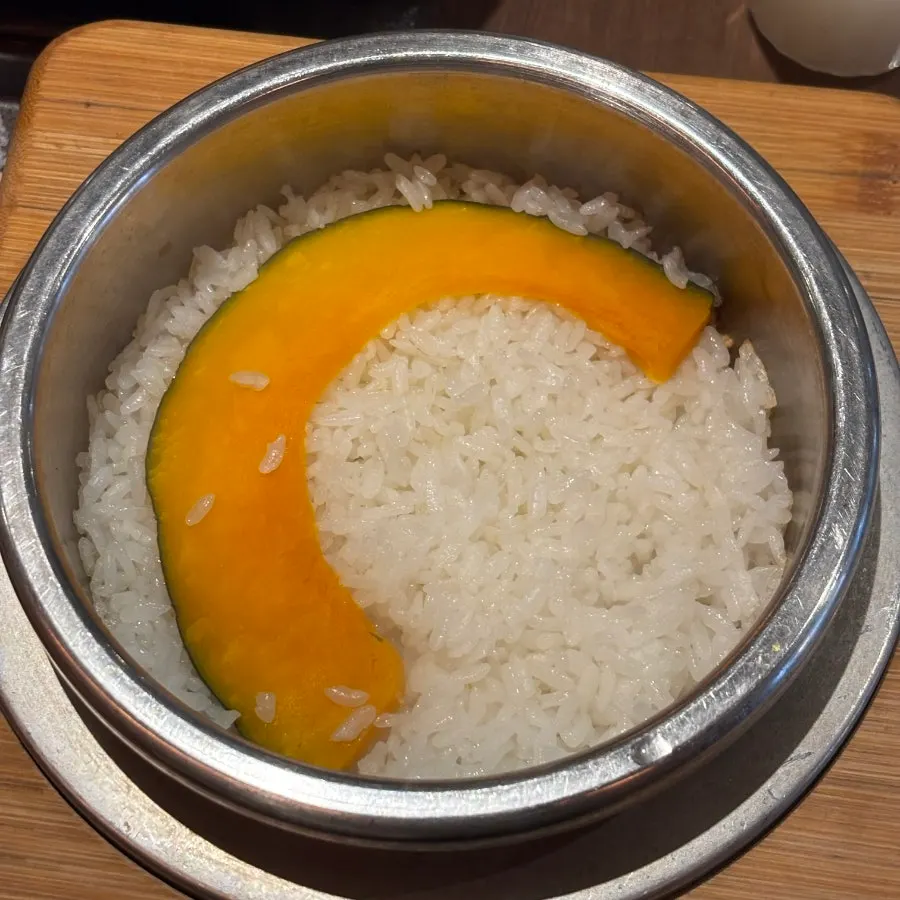 한 상 차려진 규카츠 야끼니꾸 정식