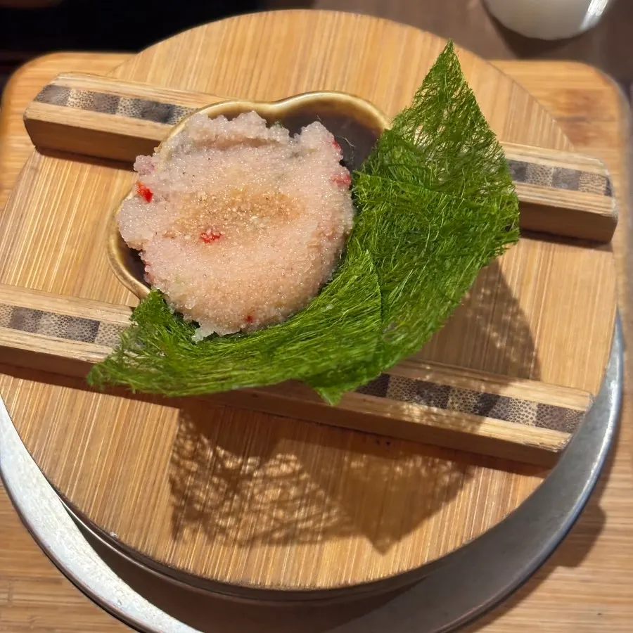 밥과 함께 나온 반찬과 소스