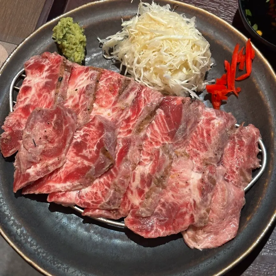 감태명란을 곁들인 규카츠 한 점