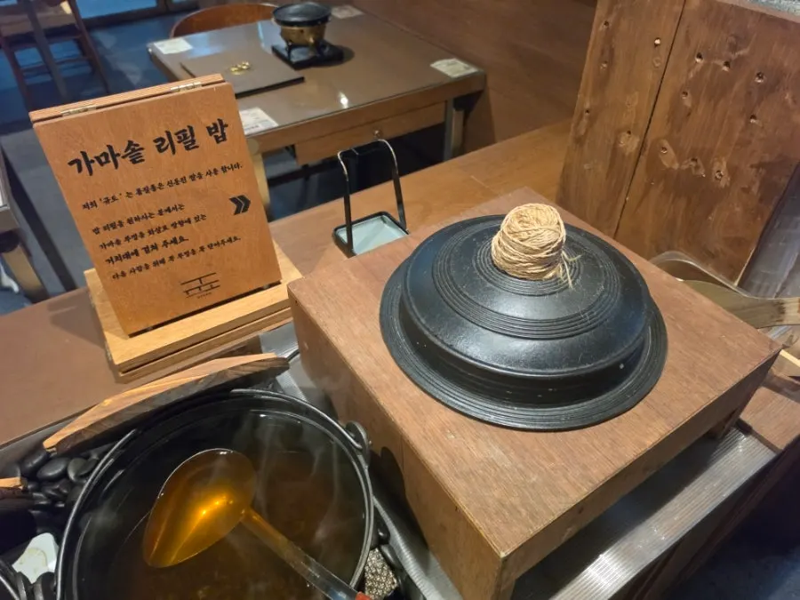 테이블 서랍 속 파우치에 담긴 식기류