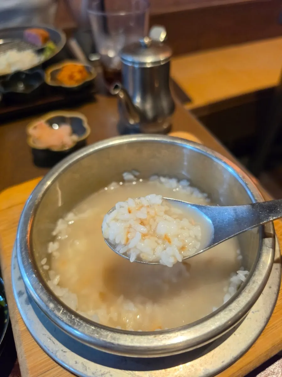 돈코츠 육수를 부어 오차즈케처럼 먹는 솥밥