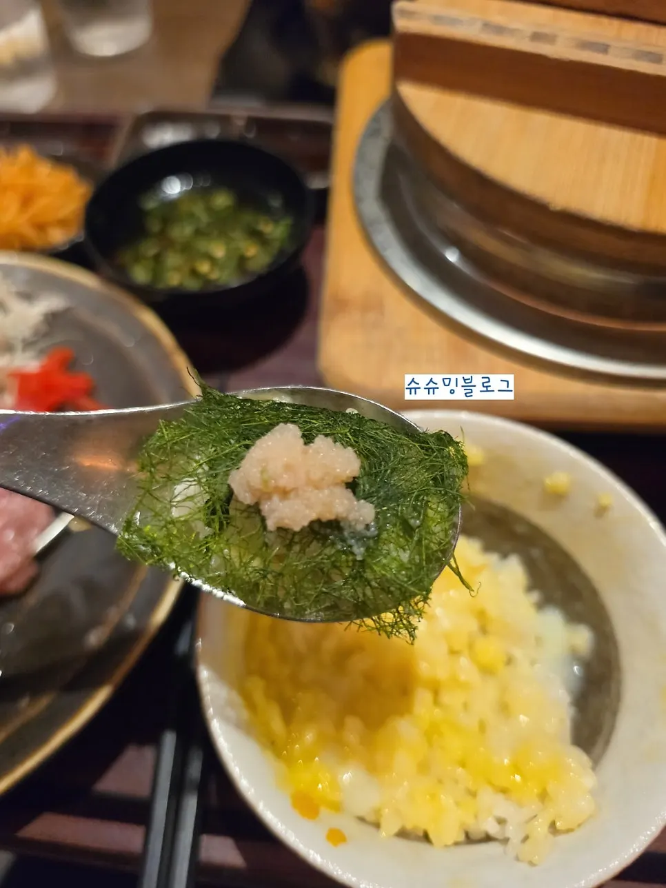 구워진 야끼니꾸와 곁들임 반찬