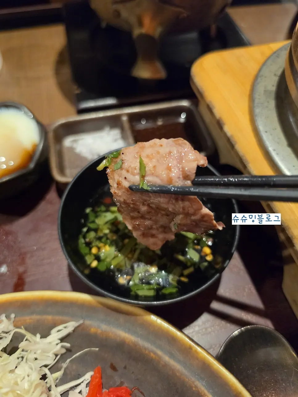 솥밥과 고기를 함께 담은 한 숟갈