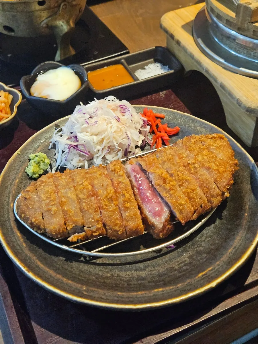 화로에서 구워지는 규카츠 조각