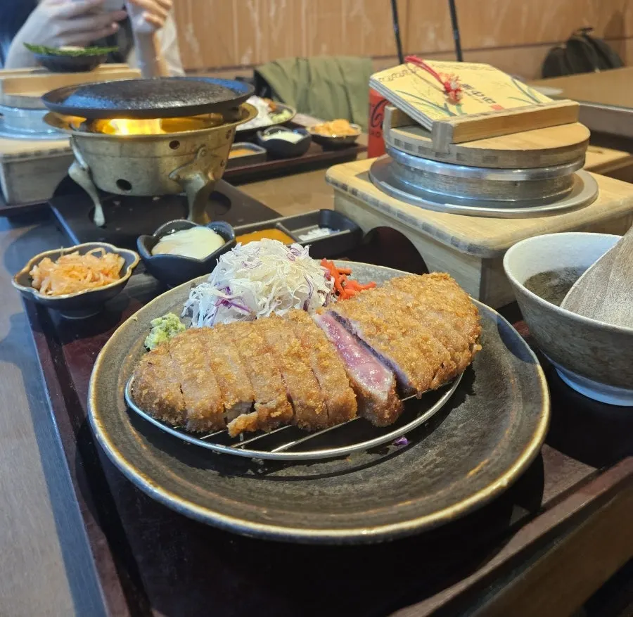로제빛 단면이 보이는 규카츠 접시
