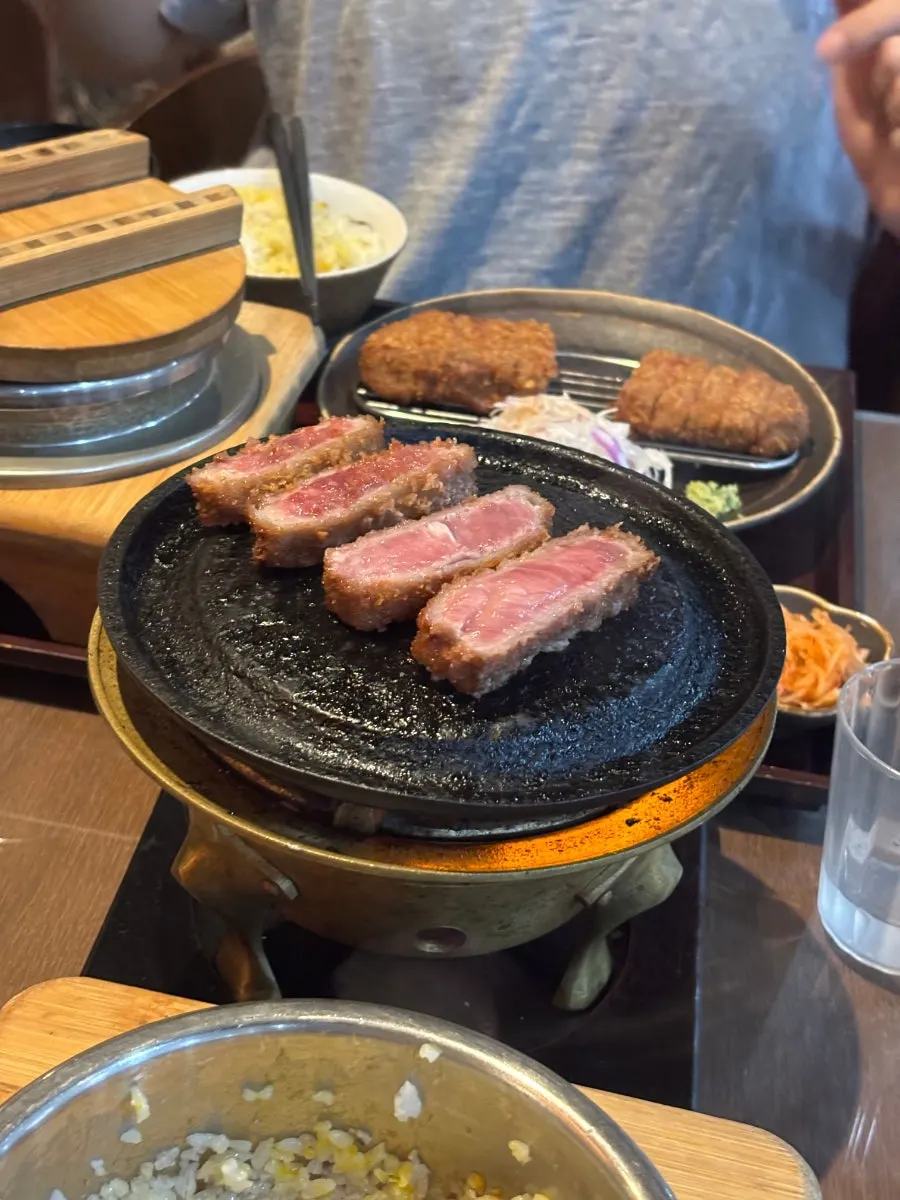 레어로 살짝만 구운 규카츠 한 조각