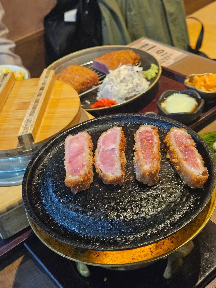 화로 위에서 익어가는 미디엄레어 규카츠