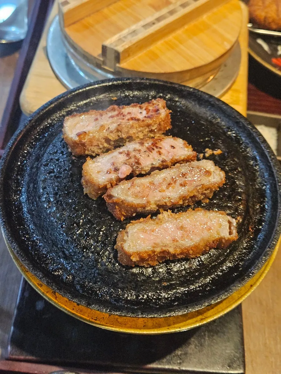 굽기를 다르게 한 규카츠 조각 비교