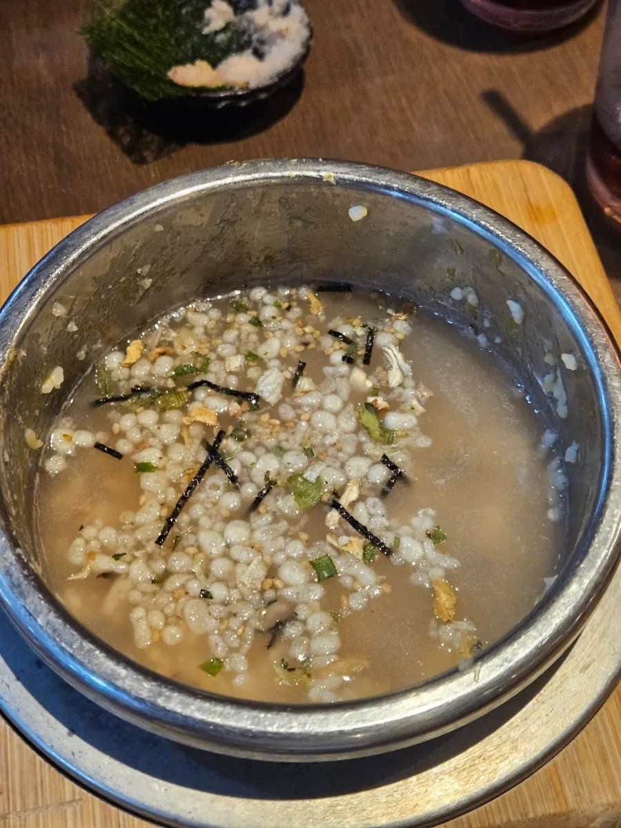 육수를 부어 마무리한 숭늉 한 그릇