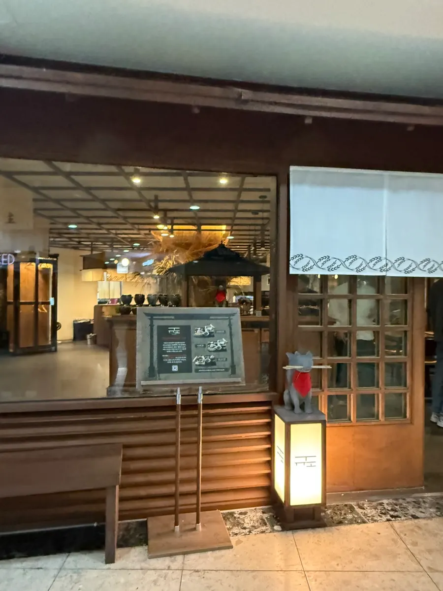 마포역과 연결된 오벨리스크 상가 지하 매장 입구