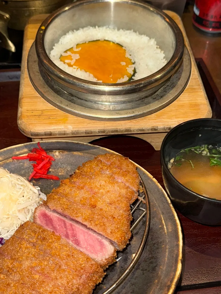 핑크빛 단면이 보이는 규카츠