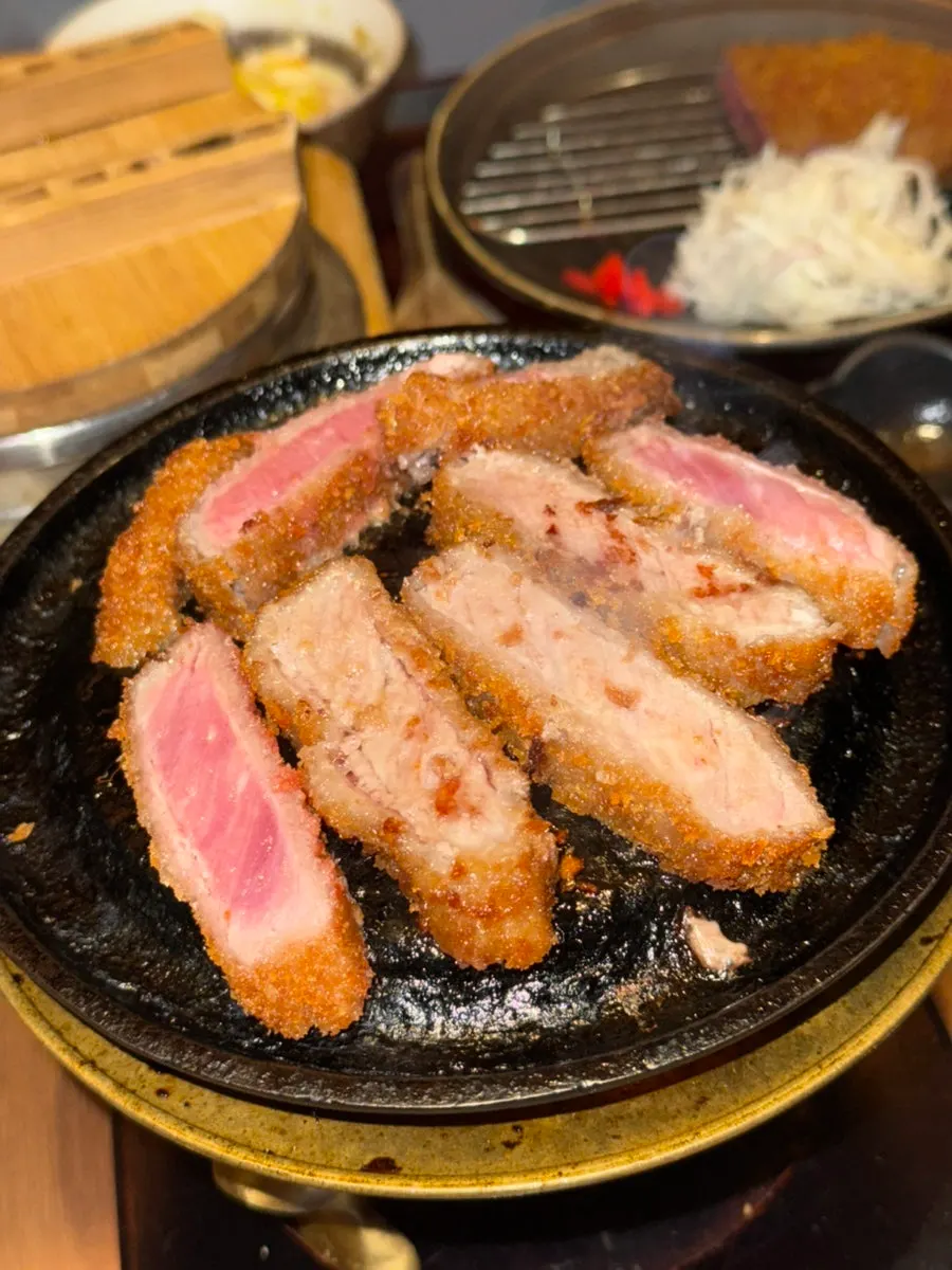 개인 화로에 올린 규카츠 한 점