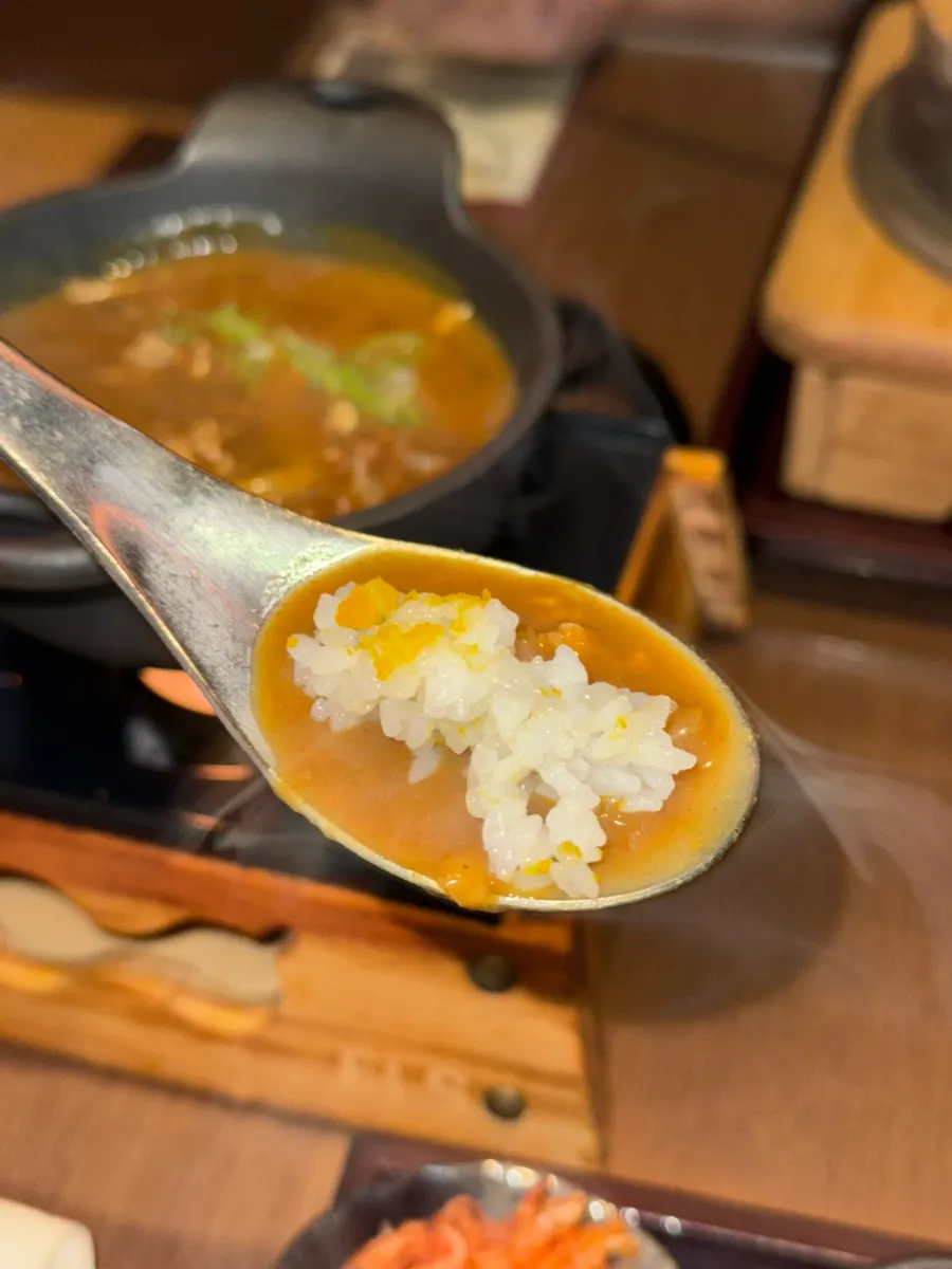 카레 위에 올린 구운 규카츠