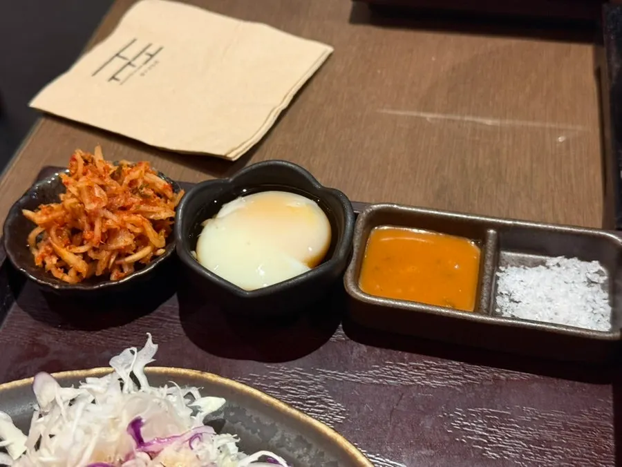 단면이 보이는 훈연 규카츠