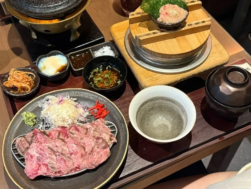 규카츠와 함께 나온 무생채, 온센타마고, 소스와 소금