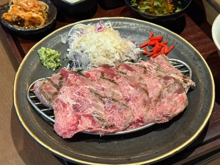 훈연한 고기가 담긴 규도 야끼니꾸 정식