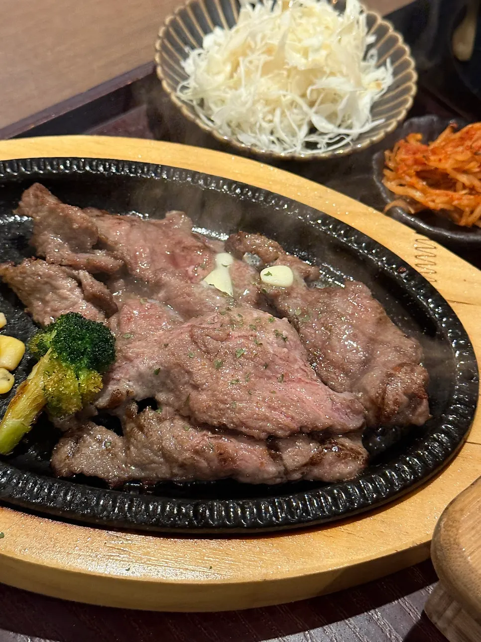 샐러드 무생채 솥밥 장국이 놓인 정식 구성