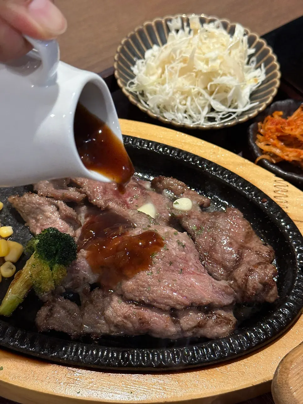 철판 위에 올라간 채끝등심 스테이크