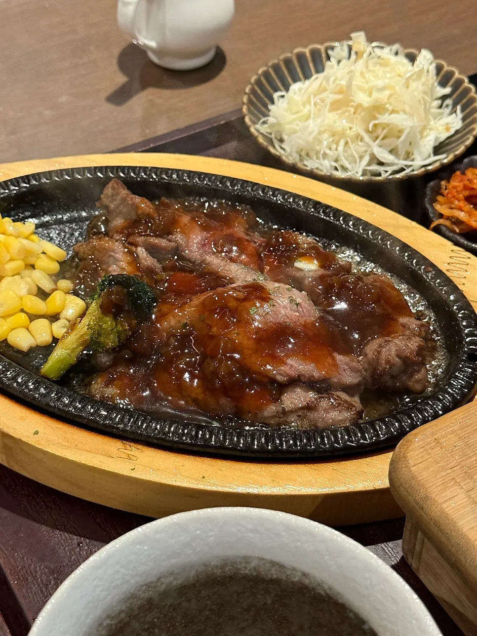 소스를 뿌린 철판 스테키