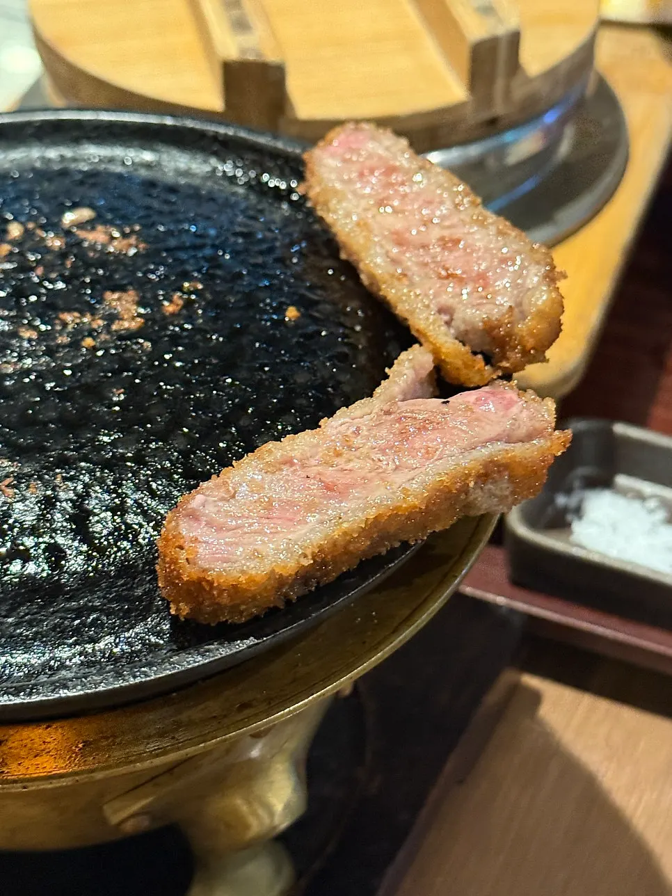 개인 화로에 올린 규카츠 조각