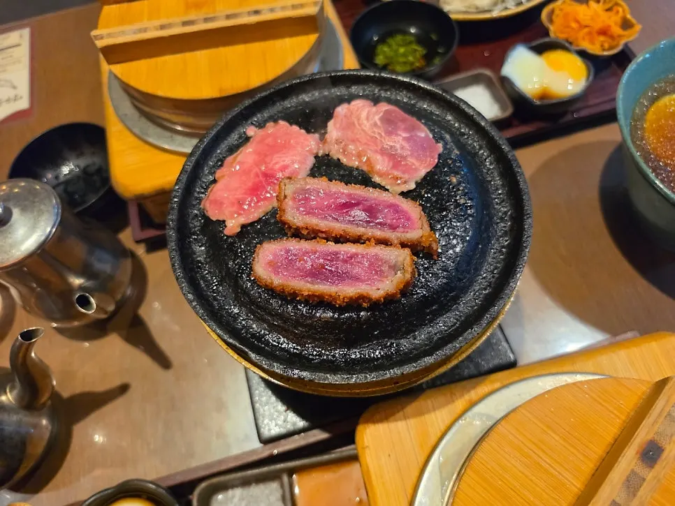 Gyukatsu and yakiniku grilling together on the brass brazier