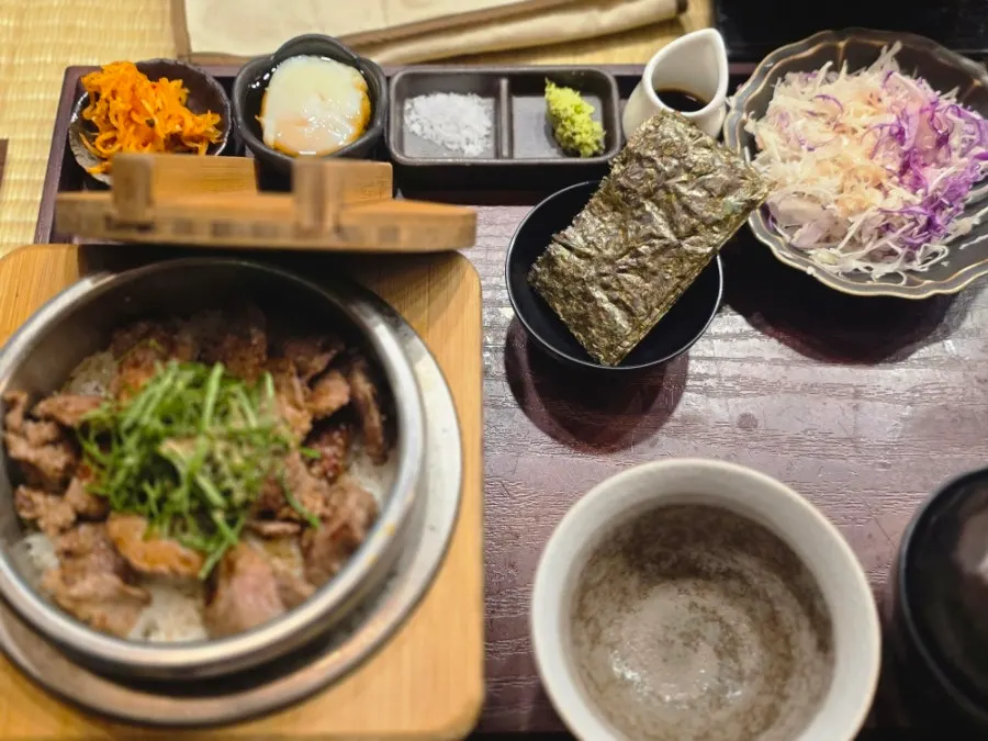 Full spread of niku mabushi beef rice bowl
