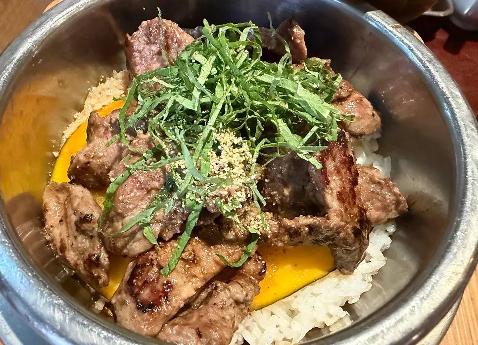 Niku mabushi with meat covering the rice