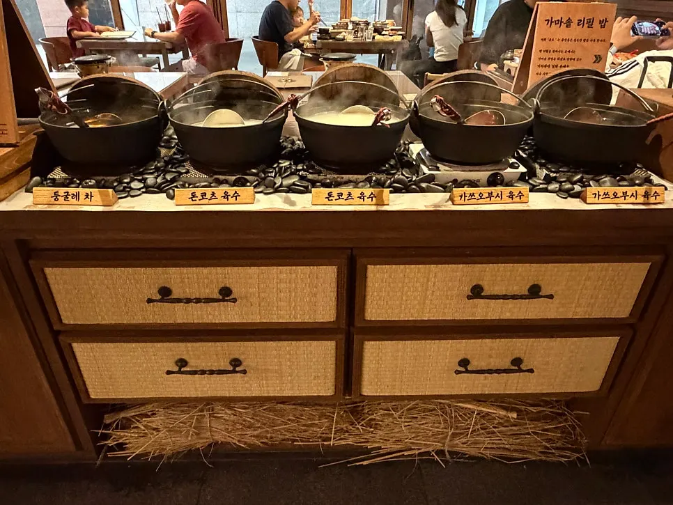 Five broth kettles placed in the middle of the dining room