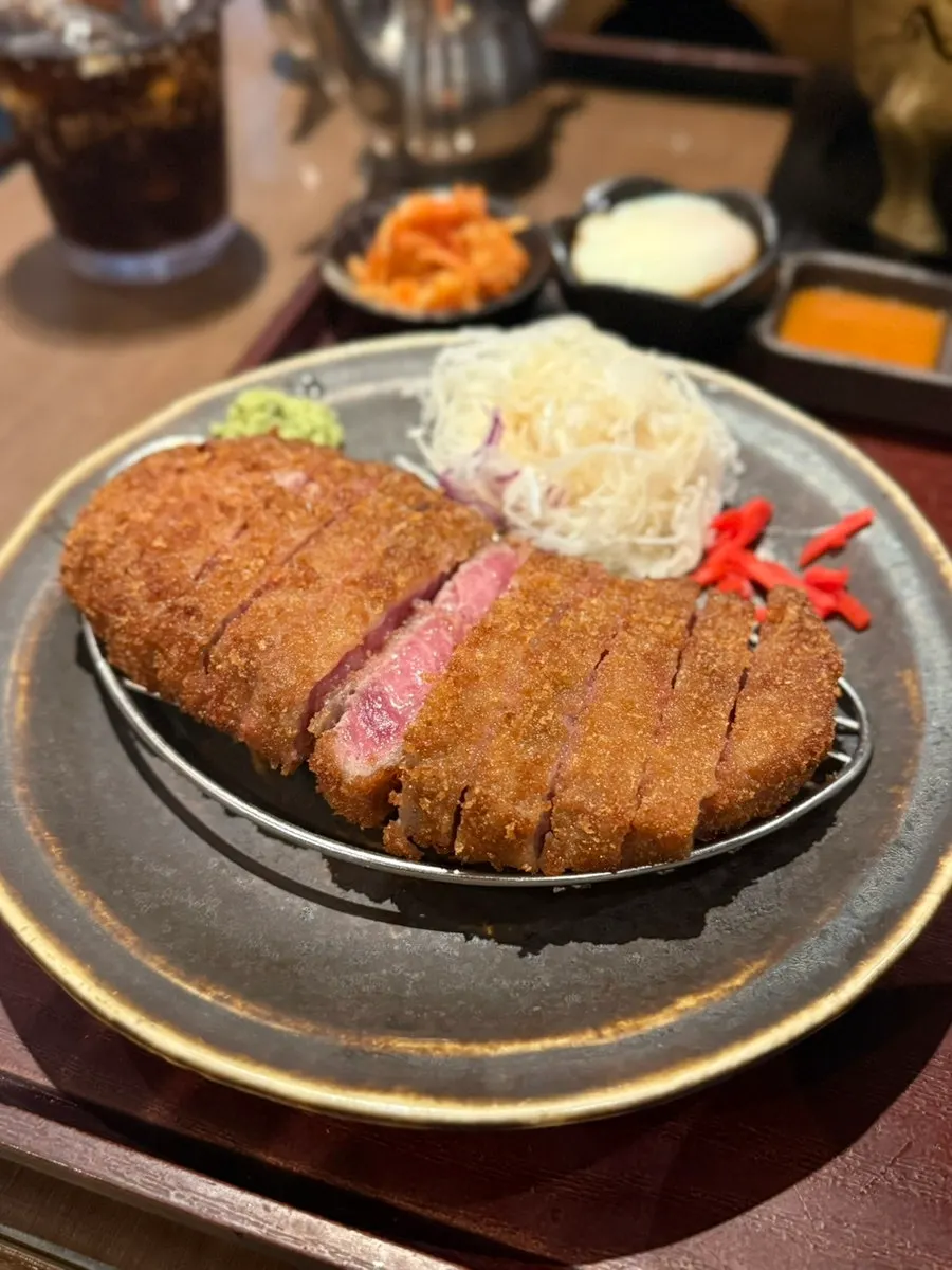 반찬과 함께 나온 규카츠 한 상 차림
