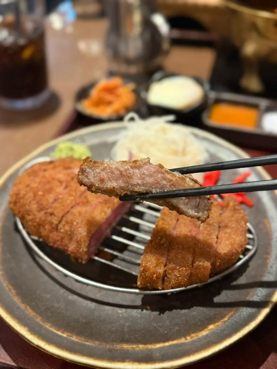 화로에 살짝 구운 규카츠 한 점