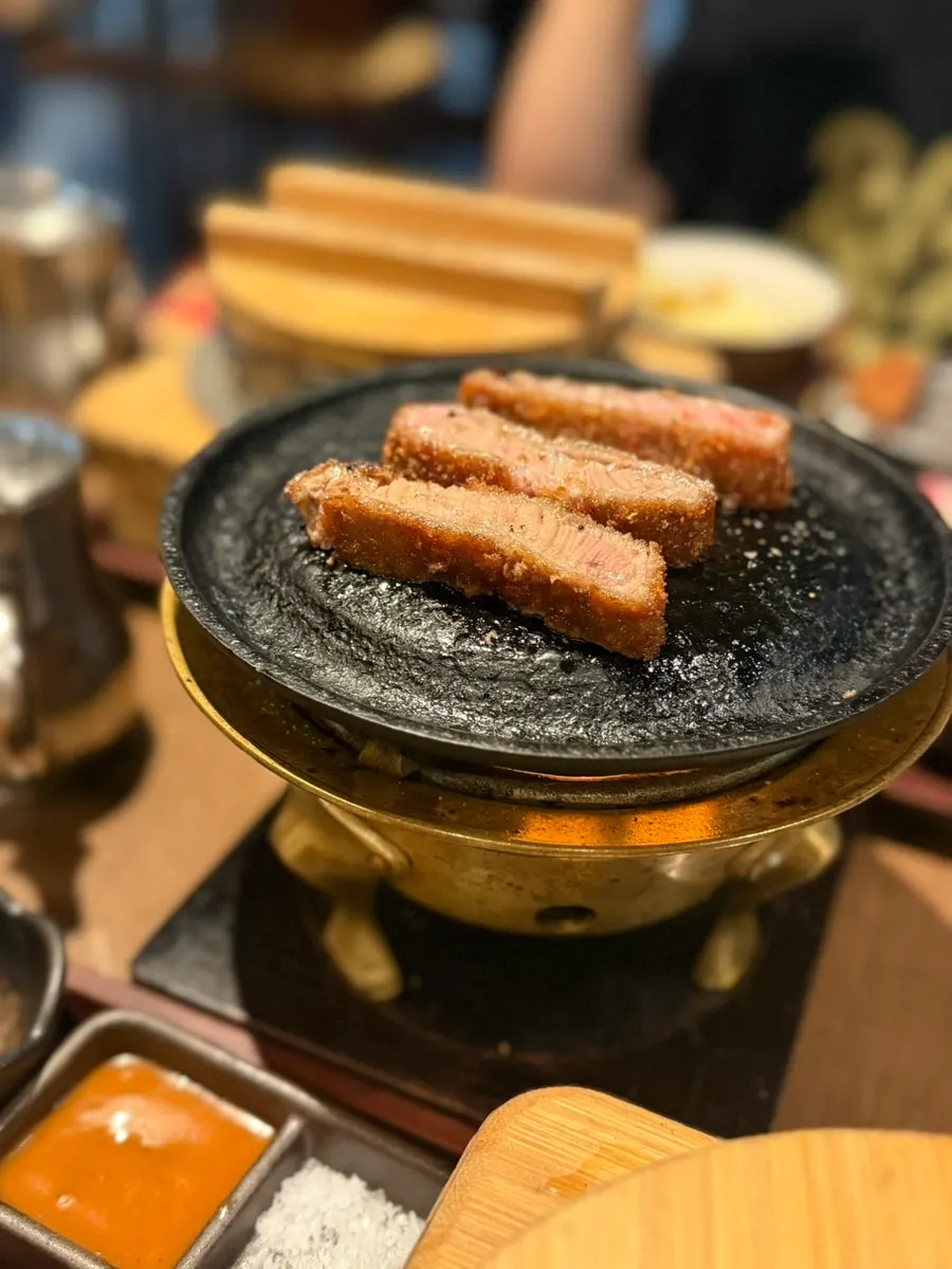 두툼한 훈연 규카츠 조각