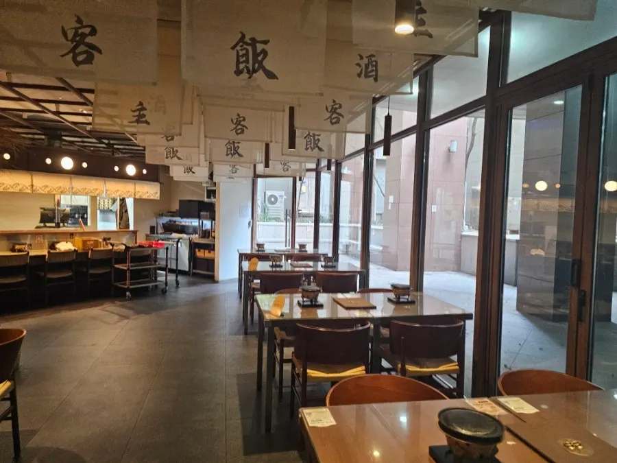 The spacious, comfortable dining room at Gyudo Mapo Gongdeok Main Branch