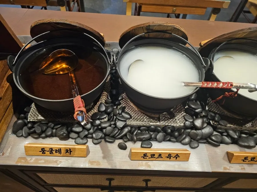 The three broth options for the pot rice