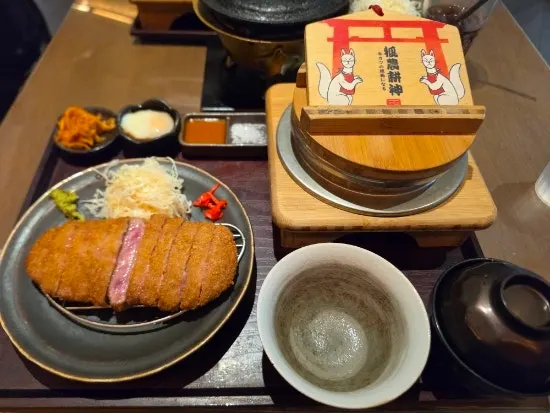 Pot rice served alongside the gyukatsu