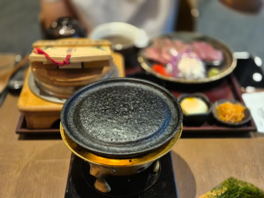เนื้อวางอยู่บนเตาส่วนตัว