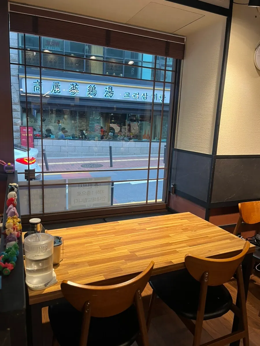 Solo table seating at Mentsuru City Hall Branch