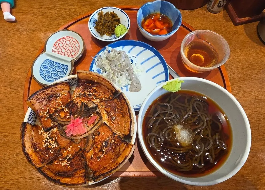쟁반에 세팅된 차슈정식 한 상