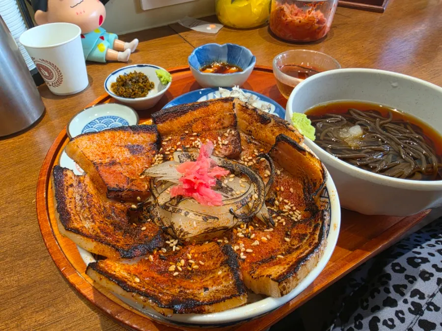 차슈동과 미니모밀, 샐러드가 놓인 정식 구성