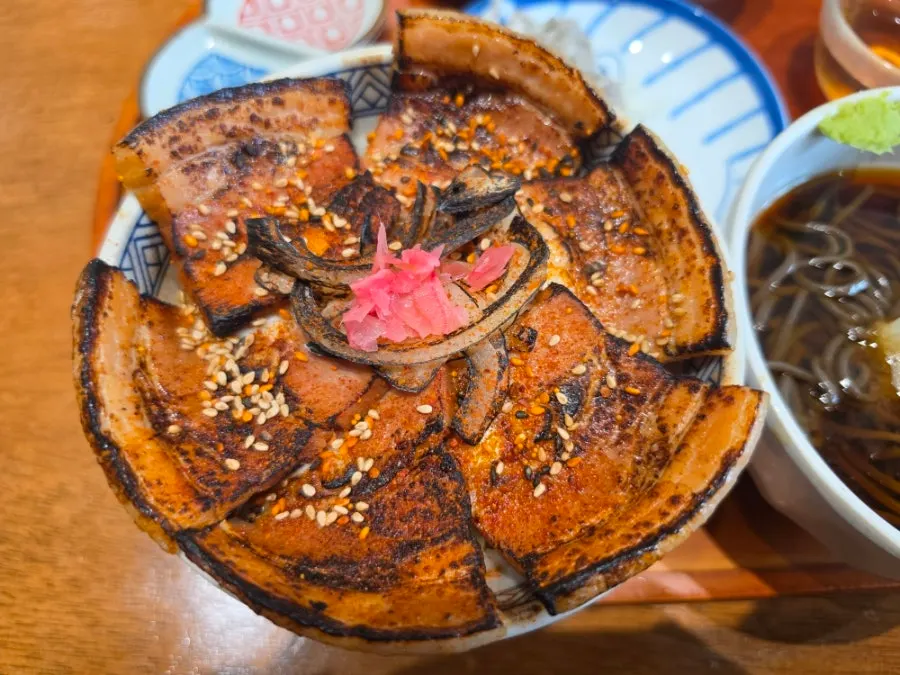 아기자기한 그릇에 담긴 차슈동