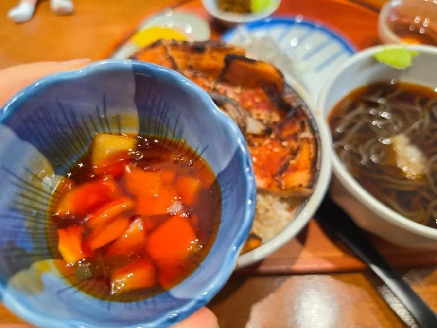 차슈동에 카라이소스를 뿌린 모습