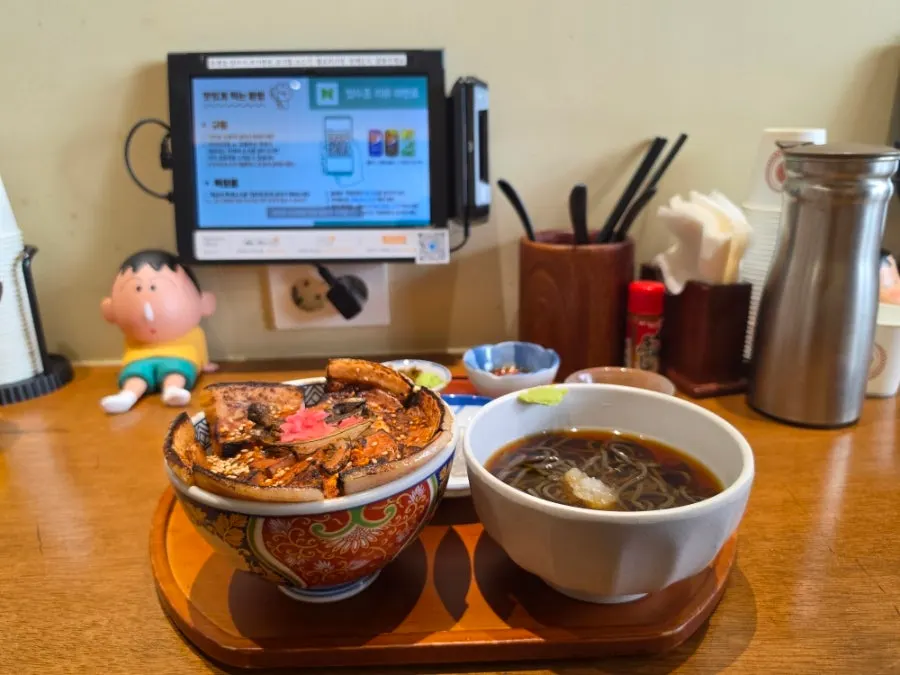 차슈정식과 미니모밀을 함께 놓은 테이블