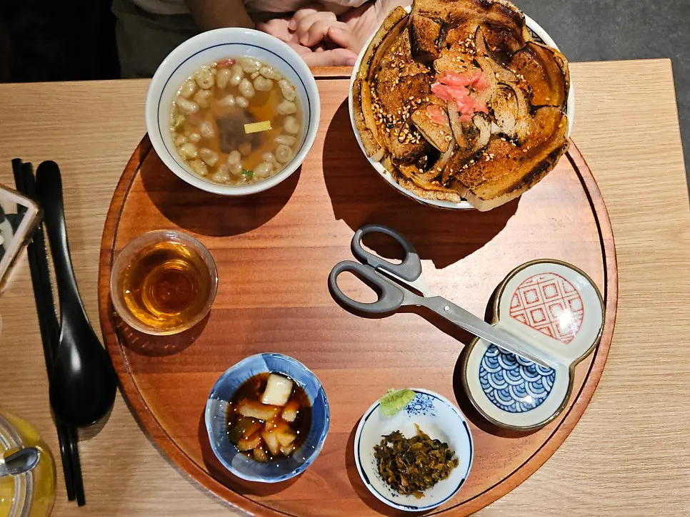 Chasudon single dish piled generously with chashu